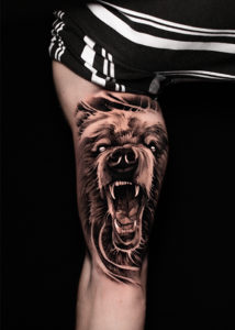 Tatouage d'un ours animal réaliste en noir et blanc
