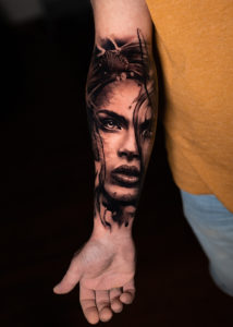 Portrait femme tatouage réaliste