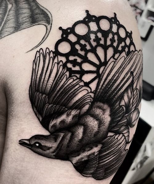 tatouage d'oiseau noir traditionnel