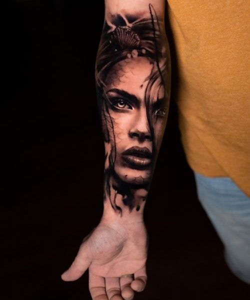 Tatouage d'un portrait réaliste femme avant bras