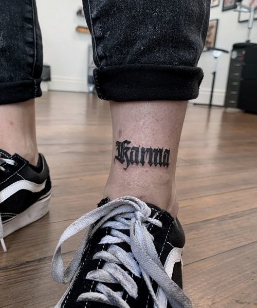 Tatouage du mot Karma sur la cheville