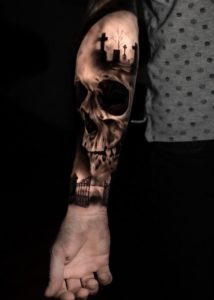 Tatouage réaliste d'un crâne avec paysage sombre