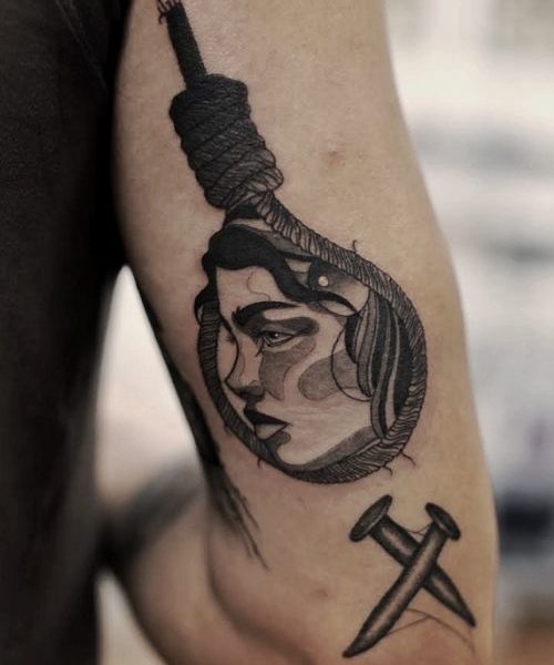 Tatouage de visage de femme avec une corde
