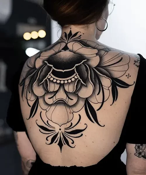 tatouage dos femme pivoine neotrad blackwork