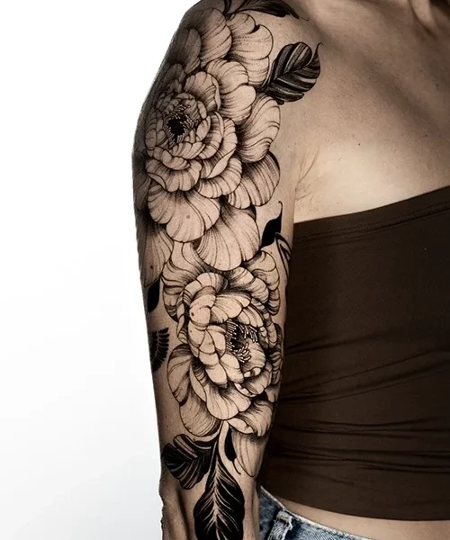 tatouage fin féminin floral néotrad noir et gris blackwork