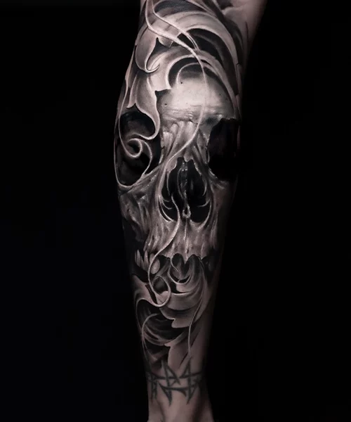 skull tattoo homme mollet tatoueur lwidji bidart noir et gris