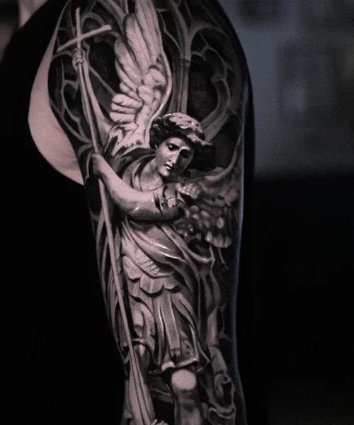 saint michel tatouage statue noir et gris realiste