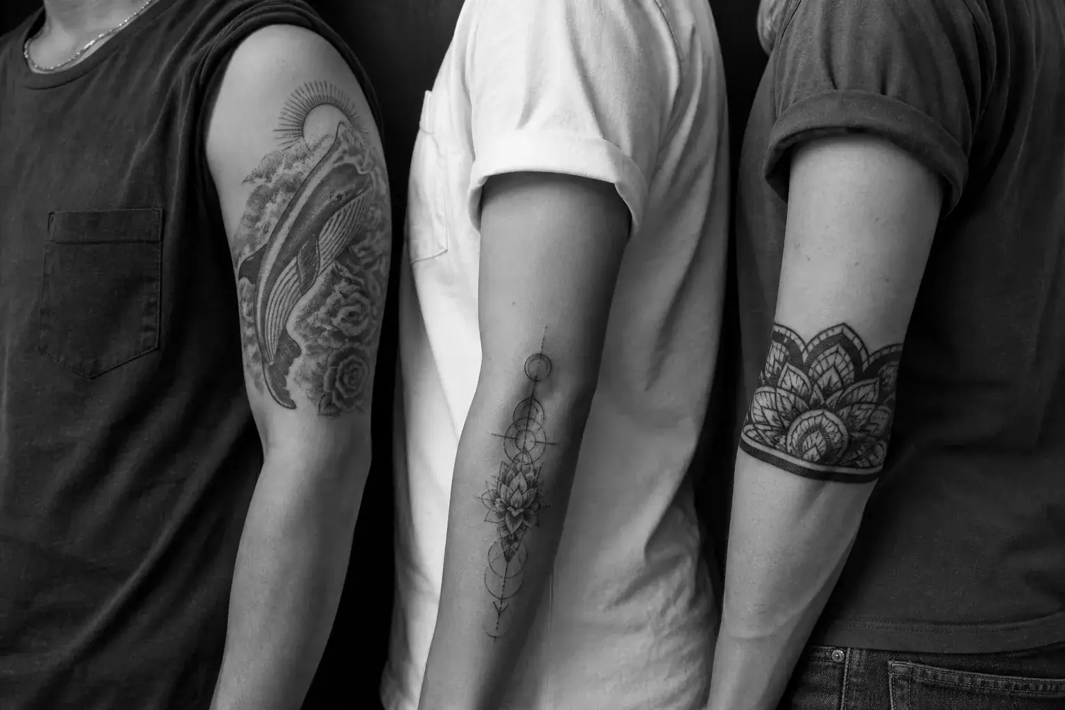 Trois tatouages cicatrisés placés sur le haut du bras, l’avant-bras et le coude