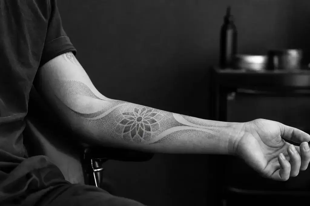 Tatouage géométrique en dotwork sur un avant-bras
