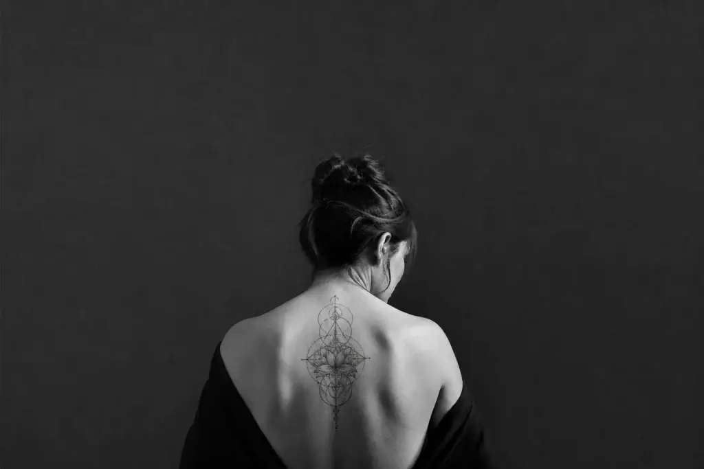 Tatouage floral géométrique cicatrisé au centre de l’omoplate