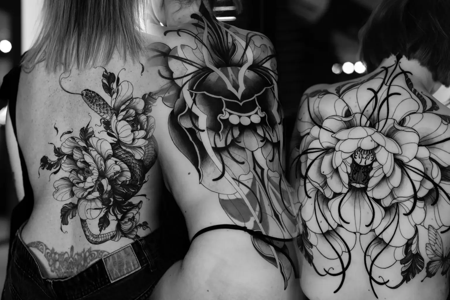 Montage noir et blanc de trois compositions tatouées sur le dos