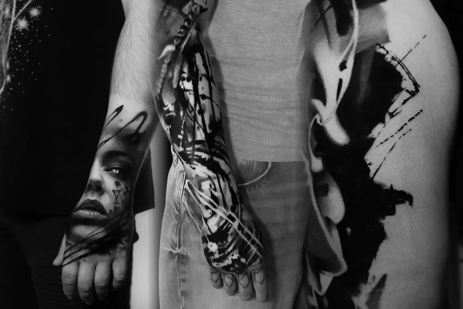 Montage noir et blanc montrant trois détails de tatouages abstraits originaux